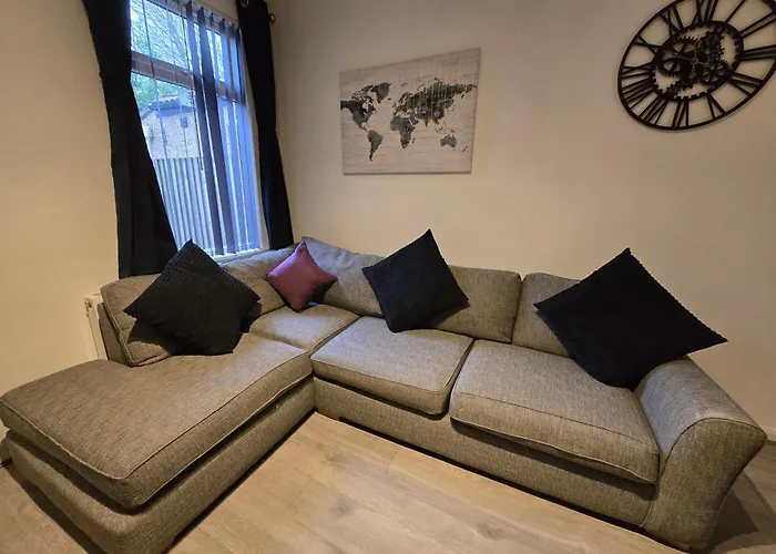 Contractors, City Centre, 4 Double Rooms, 3 Showers-Toilets, Sleeps 10, 4 Tvs