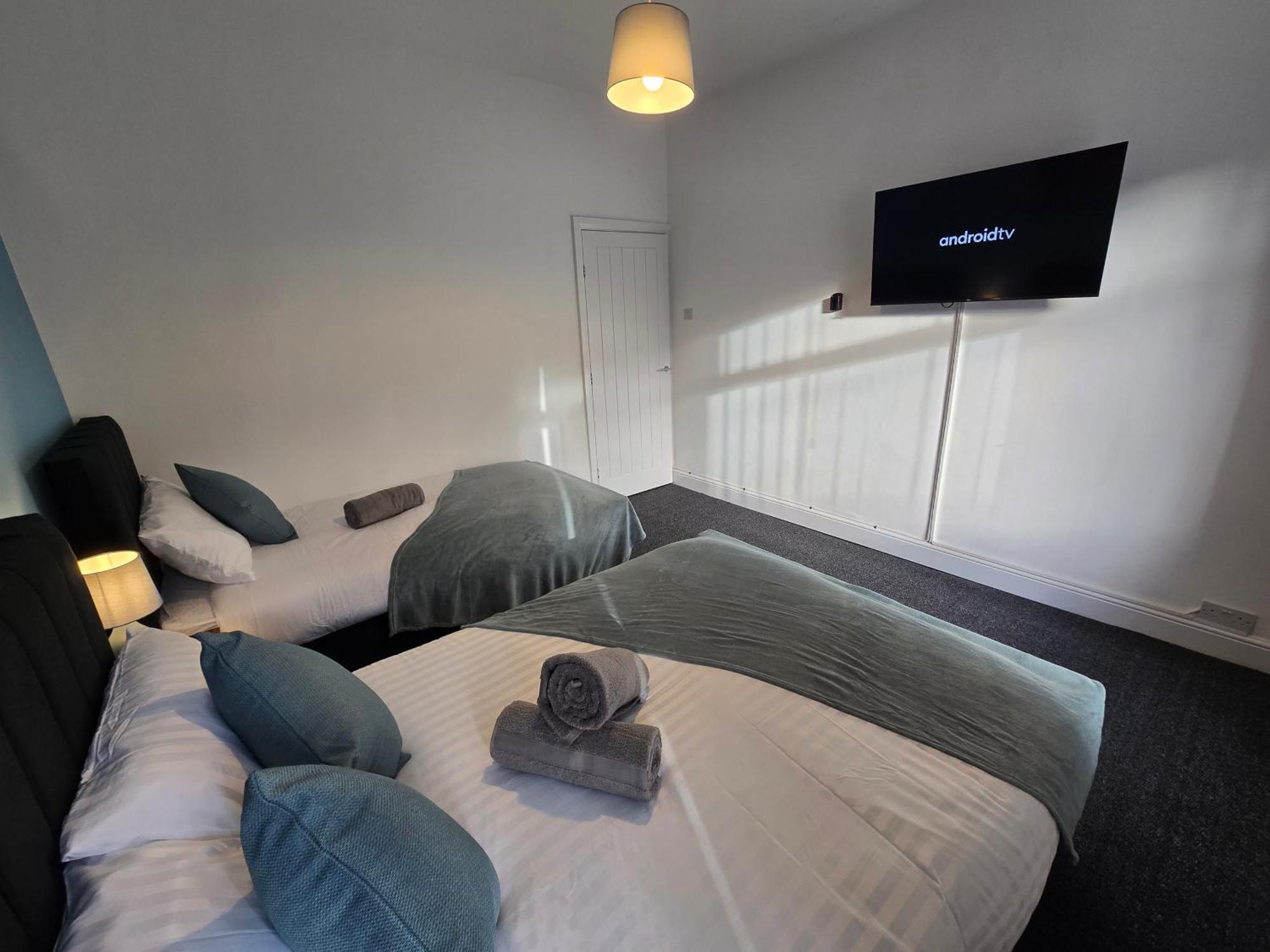 Contractors, Centre, 4 Double Rooms, 3 Showers-toilets, Sleeps 10, 4 Tvs * Coventry