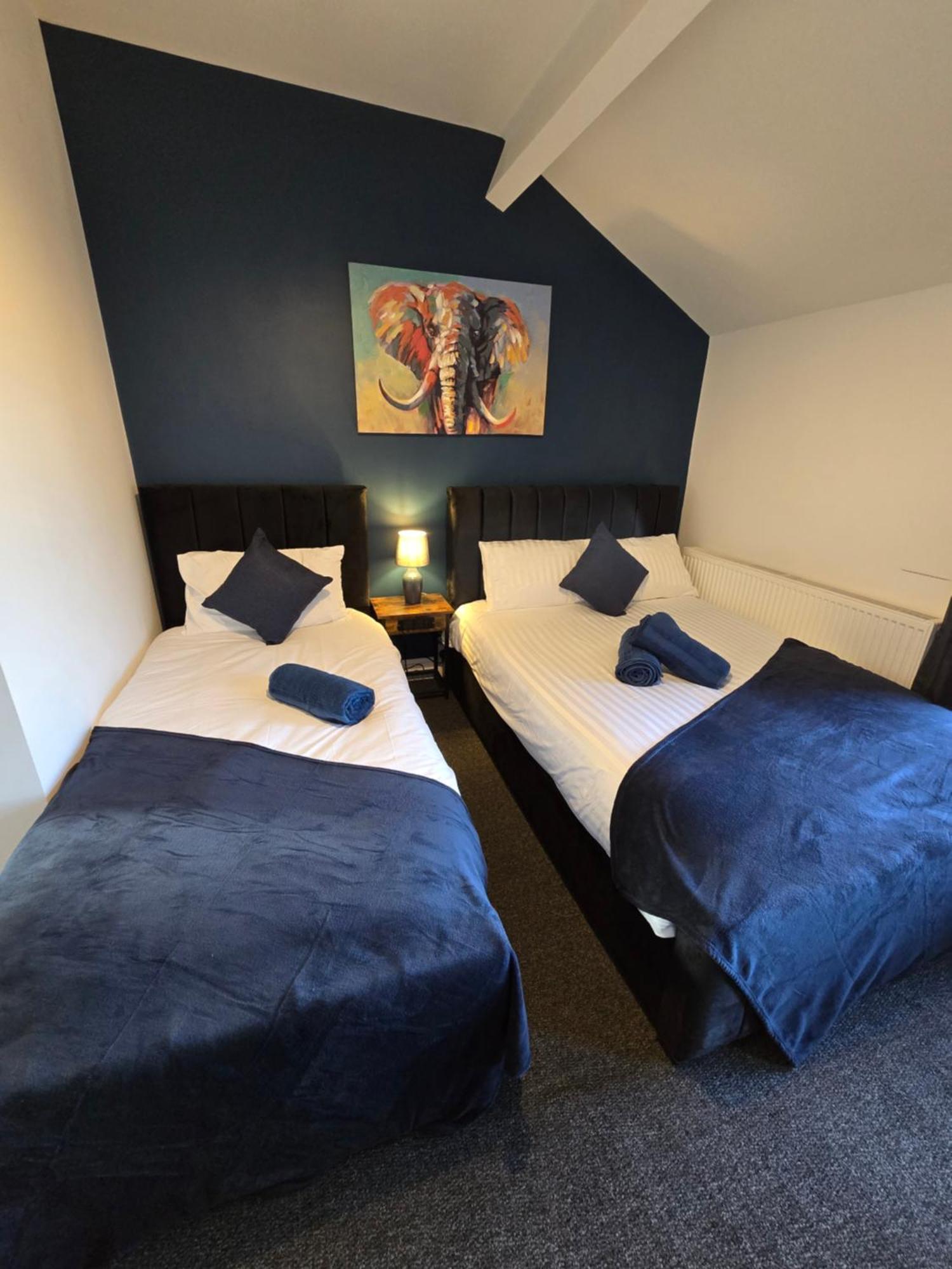 Contractors, Centre, 4 Double Rooms, 3 Showers-toilets, Sleeps 10, 4 Tvs Holiday home Coventry