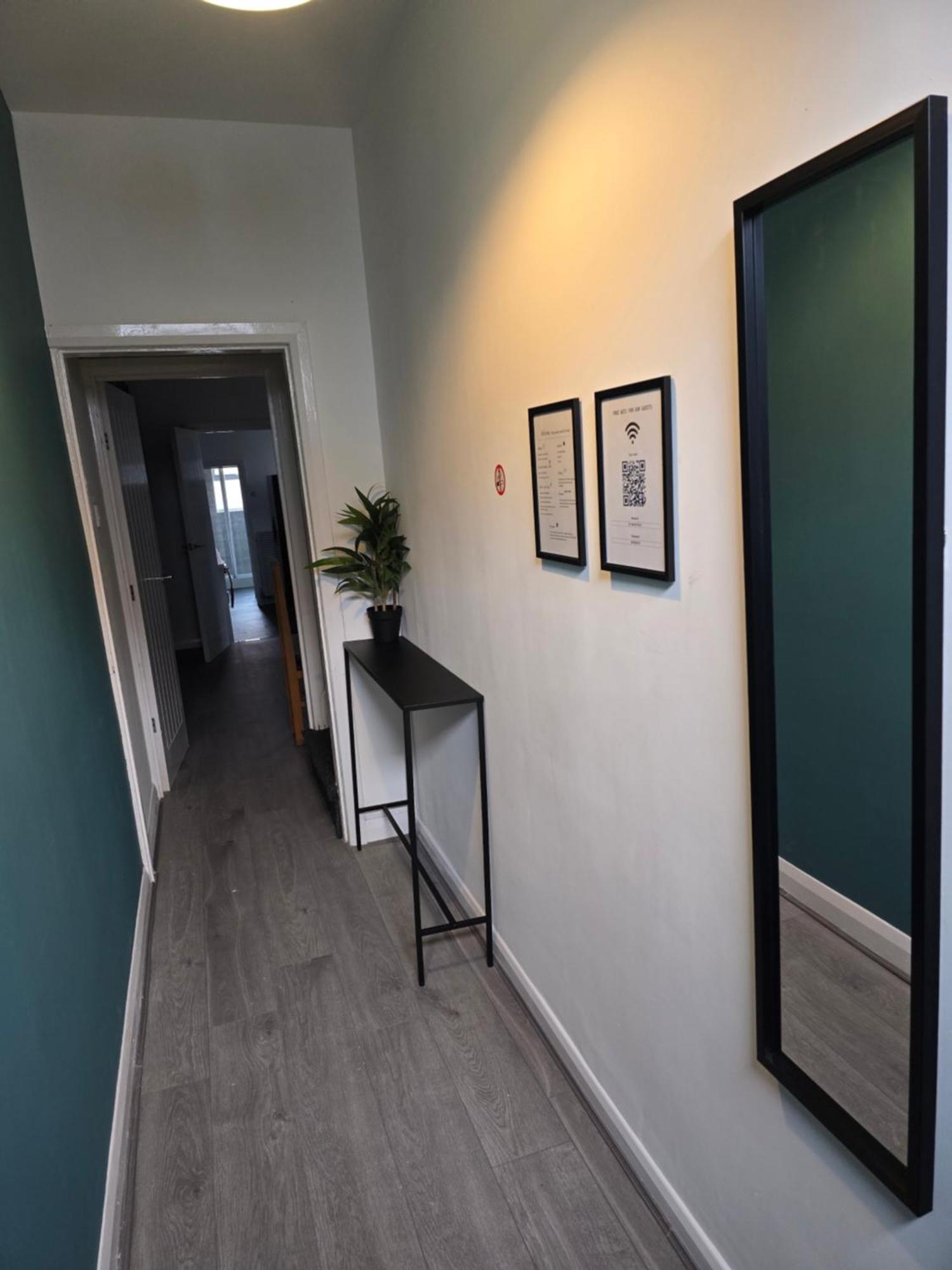 Contractors, Centre, 4 Double Rooms, 3 Showers-toilets, Sleeps 10, 4 Tvs